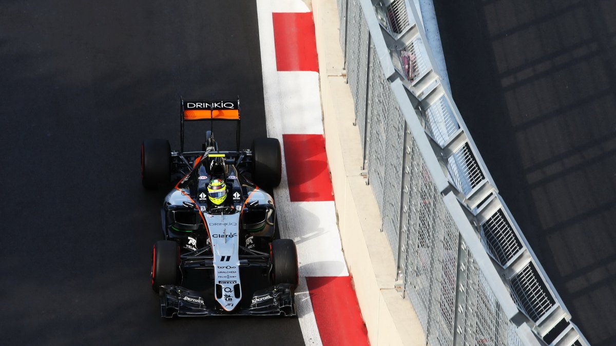 Sergio Pérez v závodě v Baku