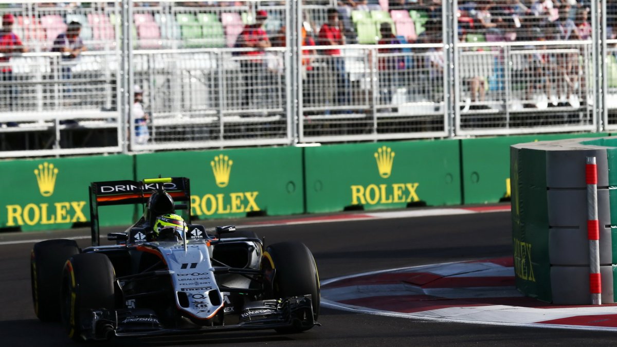 Sergio Pérez v závodě v Baku