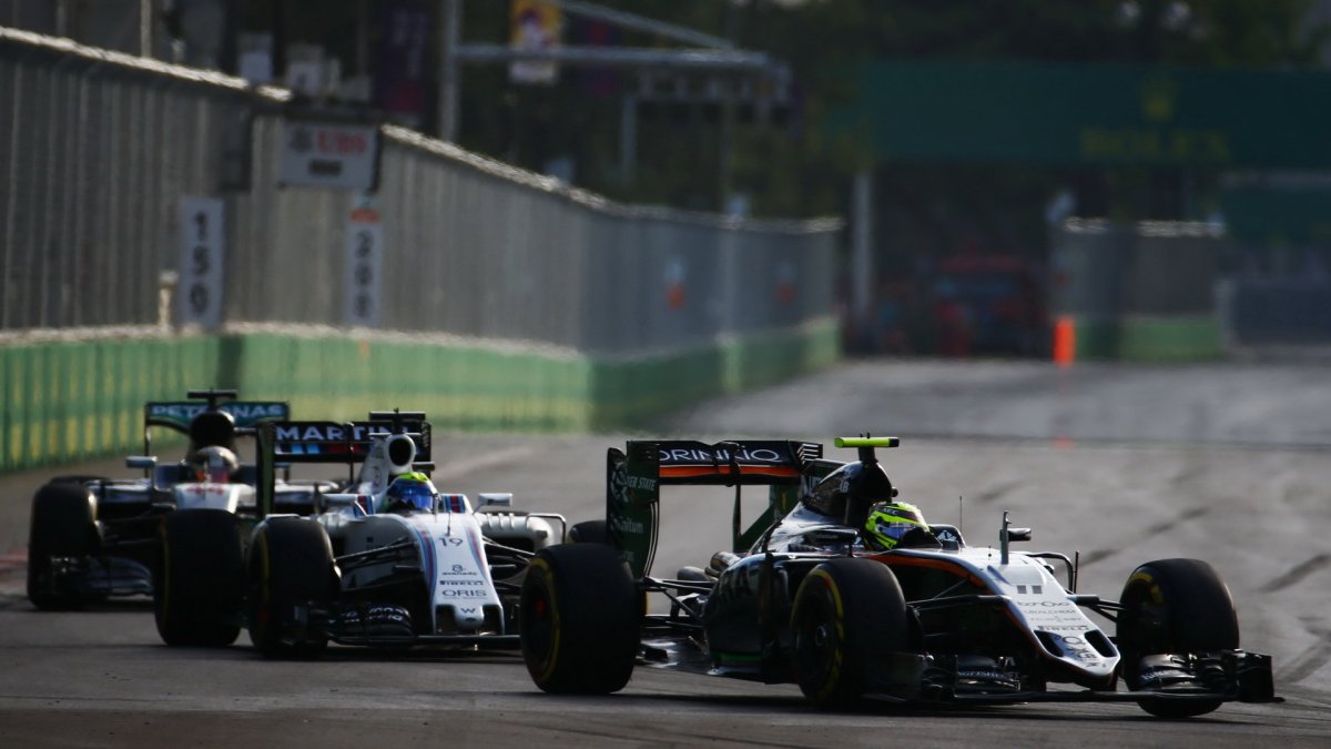 Sergio Pérez v závodě v Baku