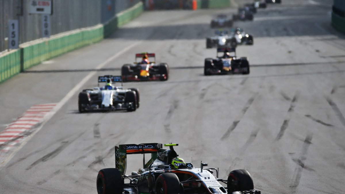 Sergio Pérez v závodě v Baku