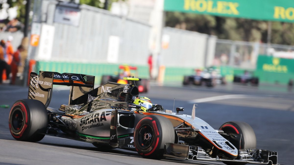 Sergio Pérez v závodě v Baku