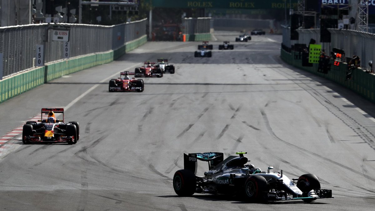 Nico Rosberg v závodě v Baku