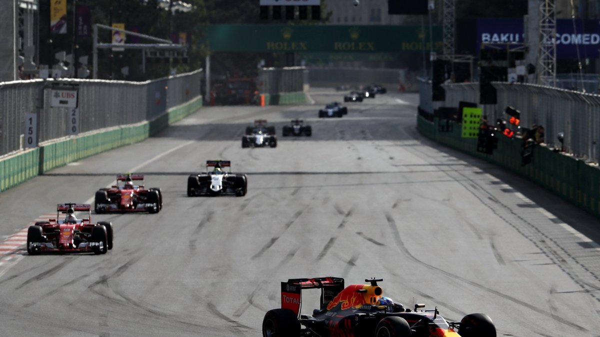 Daniel Ricciardo v závodě v Baku