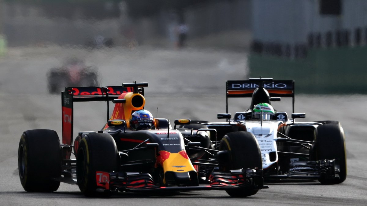 Daniel Ricciardo a Nico v závodě v Baku