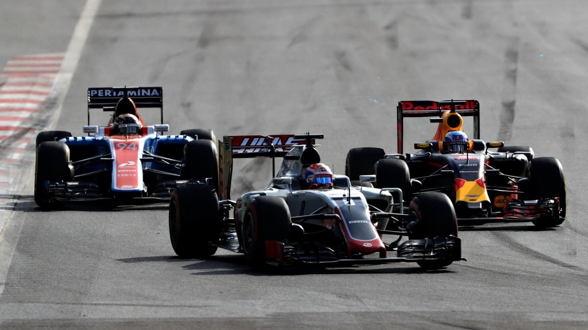 Romain Grosjean, Daniel Ricciardo a Pascal Wehrlein v závodě v Baku