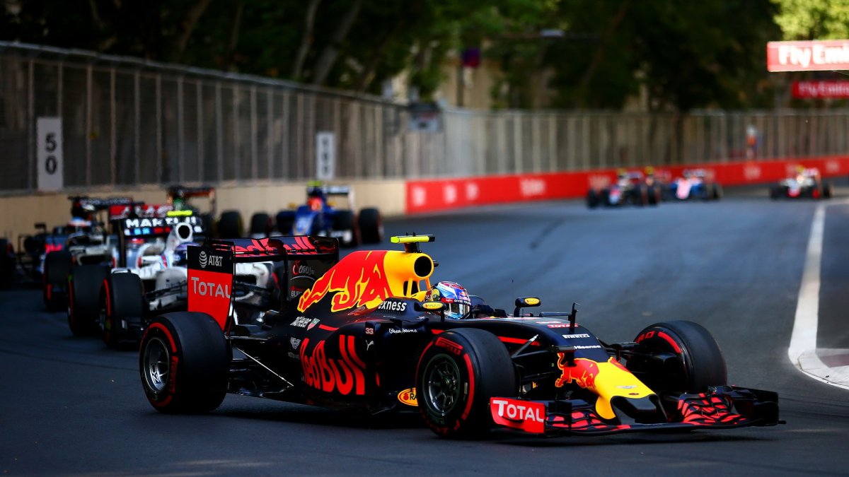 Max Verstappen v závodě v Baku