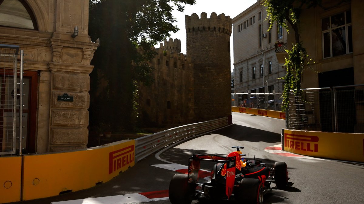 Daniel Ricciardo v závodě v Baku