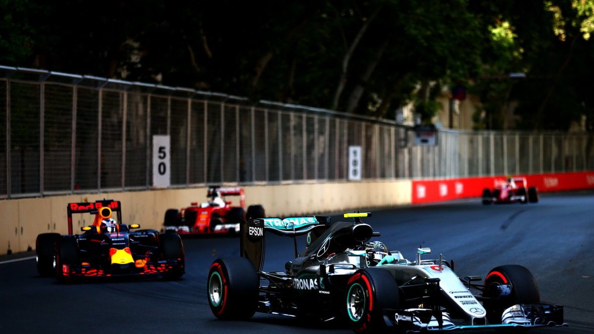 Nico Rosberg a Daniel Ricciardo v závodě v Baku