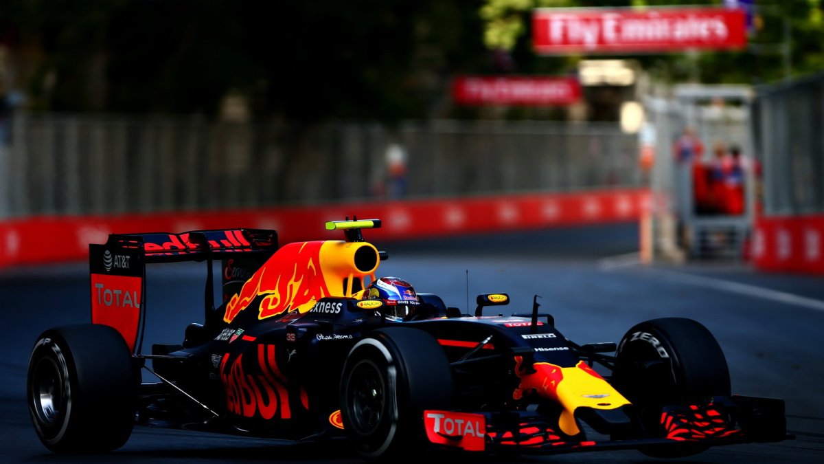 Max Verstappen v závodě v Baku