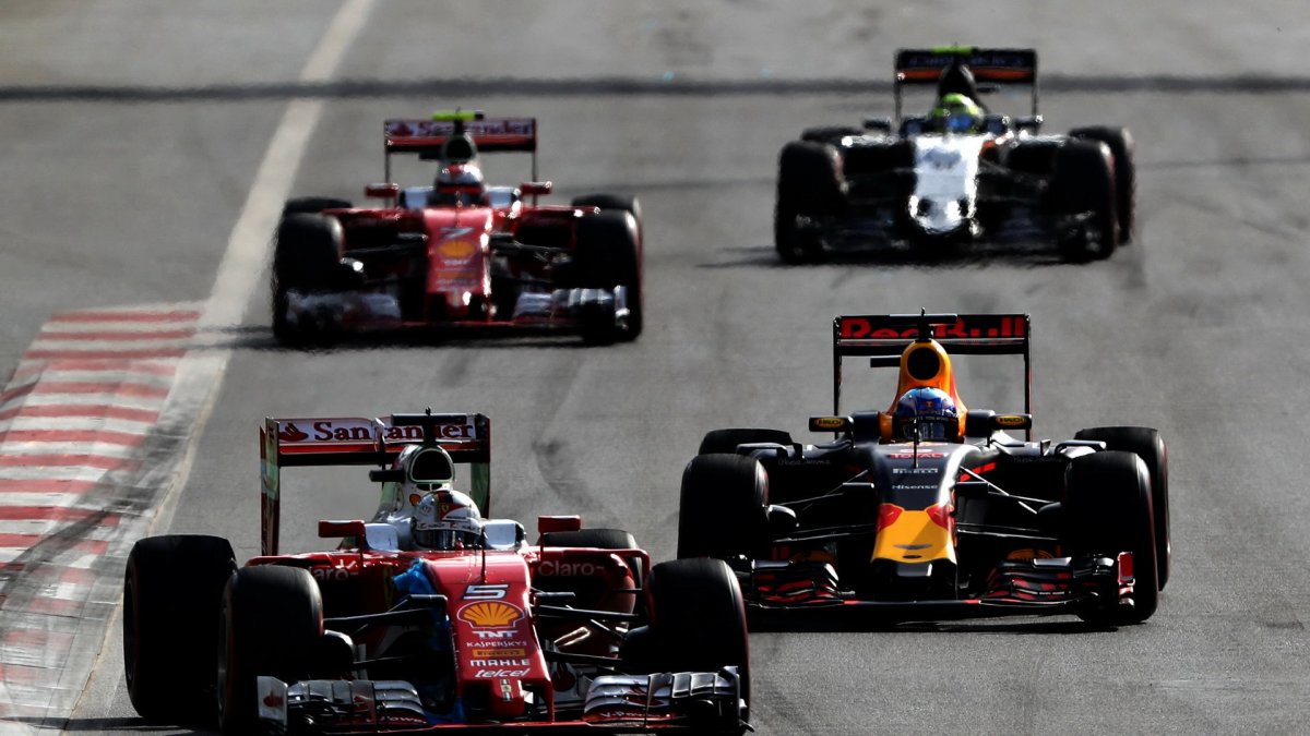 Sebastian Vettel a Daniel Ricciardo v závodě v Baku