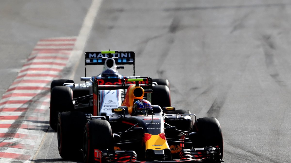 Max Verstappen a Valtteri Bottas v závodě v Baku