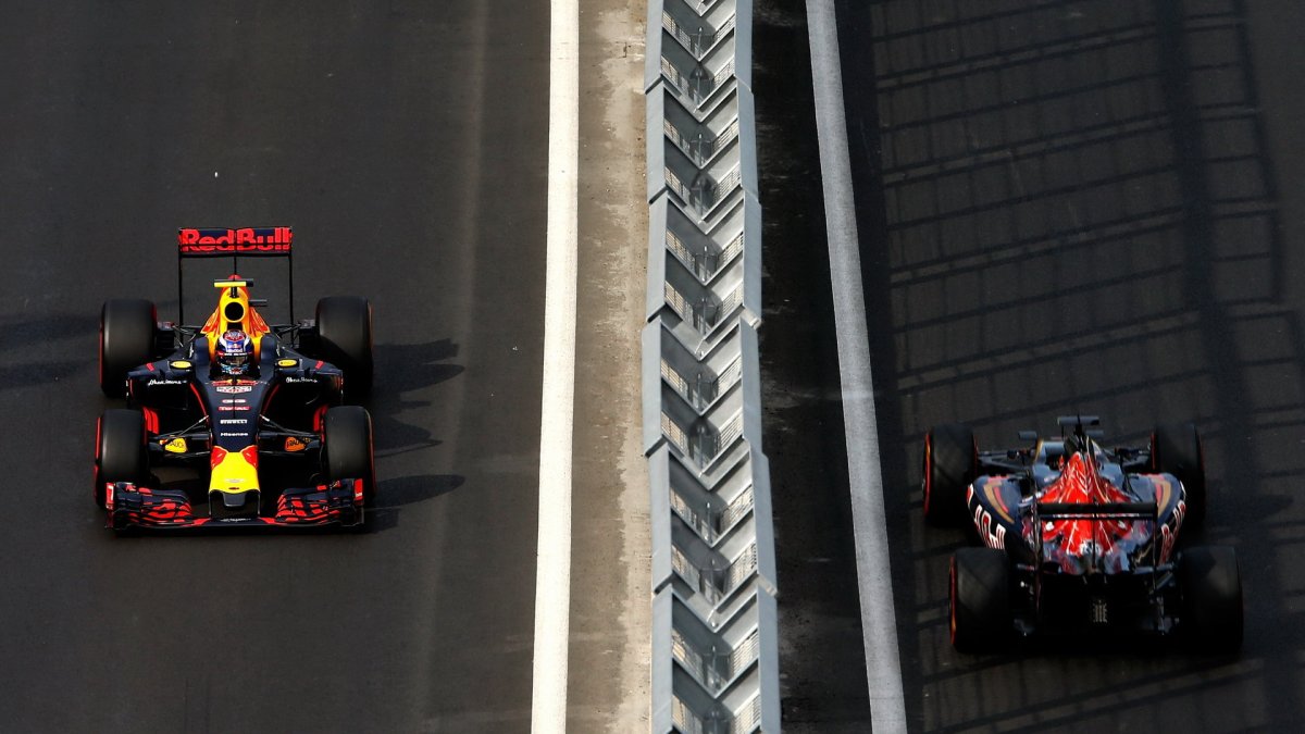 Max Verstappen a Daniil Kvjat v závodě v Baku