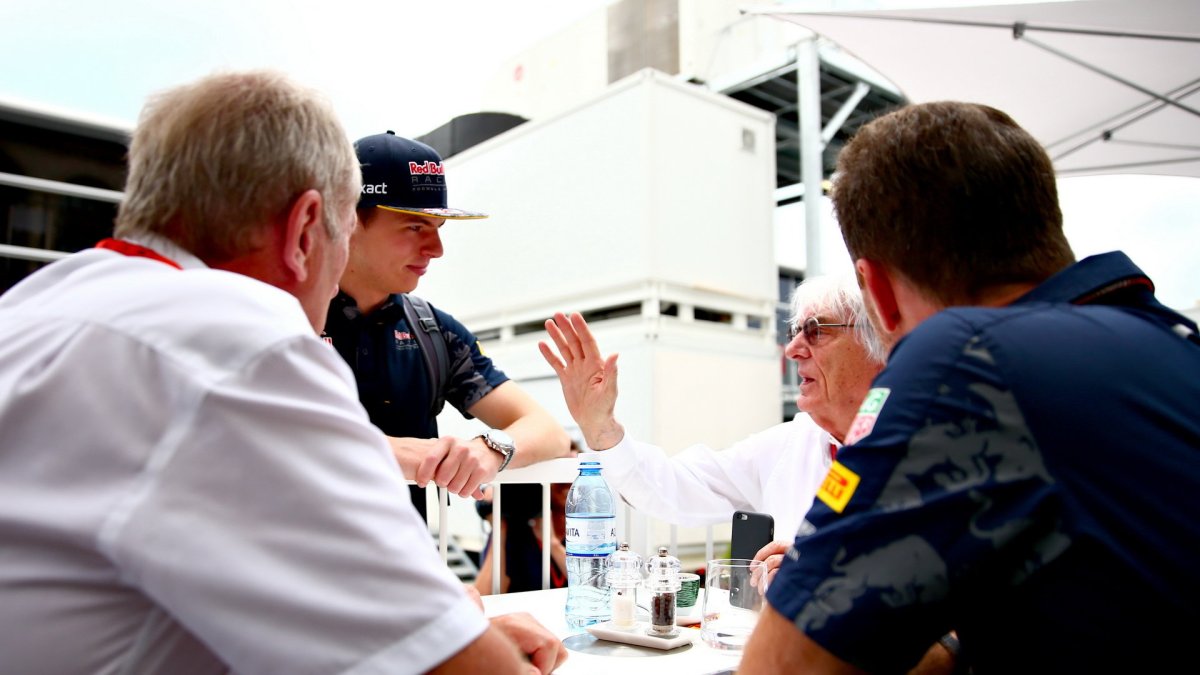 Helmut Marko, Max Verstappen, Bernie Ecclestone a Christian Horner v Baku