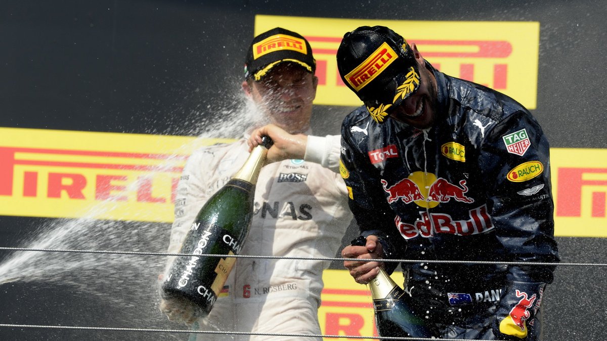 Nico Rosberg a Daniel Ricciardo slaví po závodě v Maďarsku