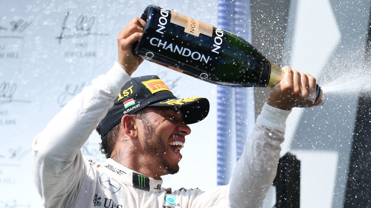 Lewis Hamilton na pódiu po závodě v Maďarsku
