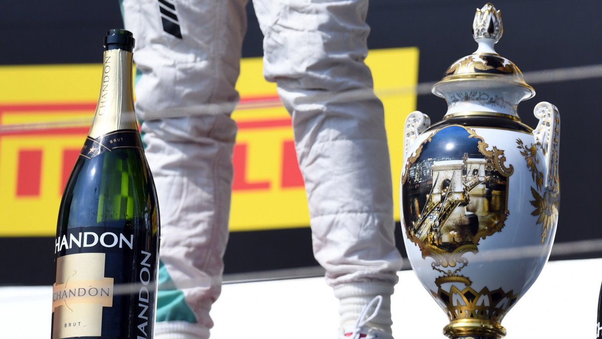 Trofej Lewise Hamiltona po závodě v Maďarsku