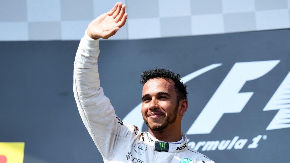 Lewis Hamilton na pódiu po závodě v Maďarsku
