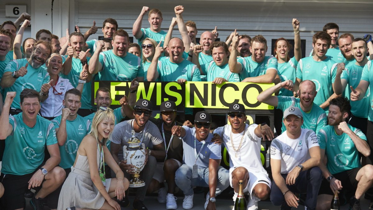 Mercedes slaví vítězství po závodě v Maďarsku