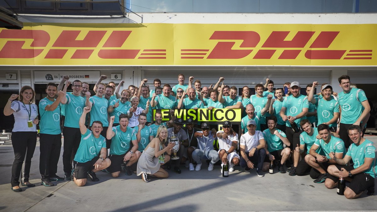 Mercedes slaví vítězství po závodě v Maďarsku