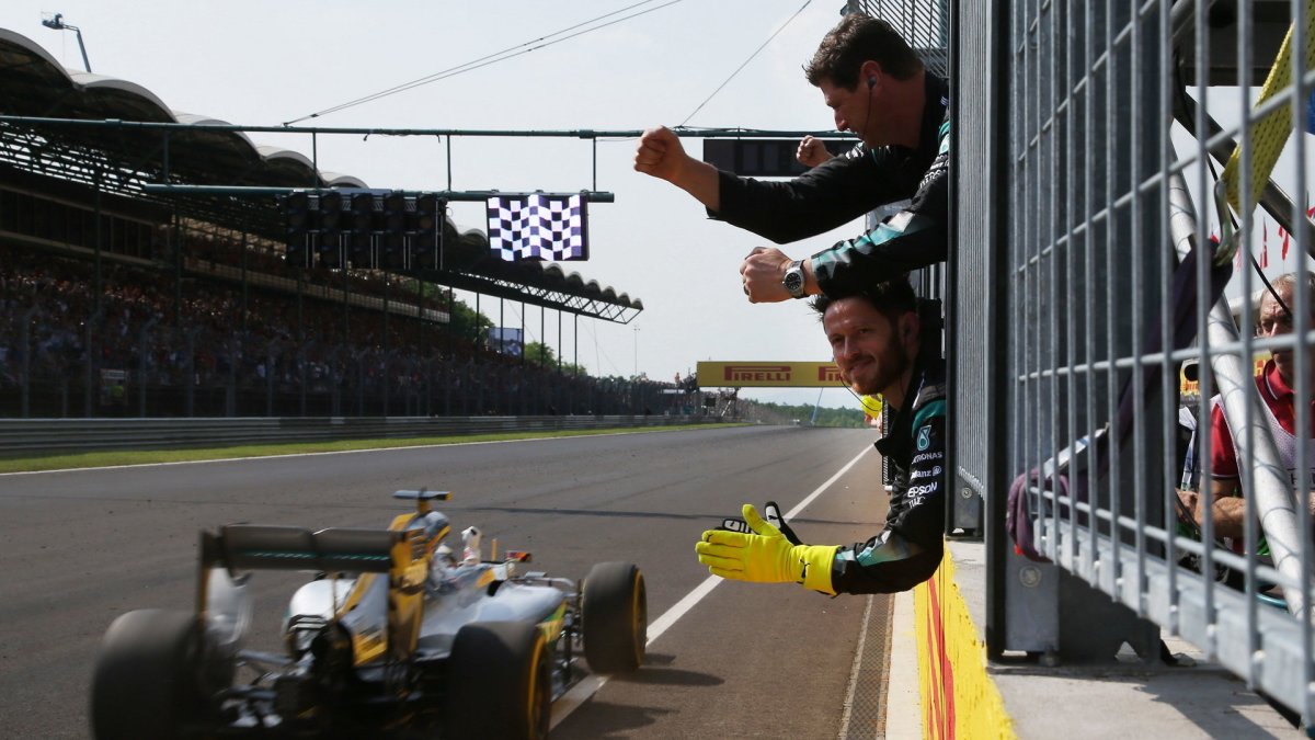 Lewis Hamilton v cíli závodu v Maďarsku