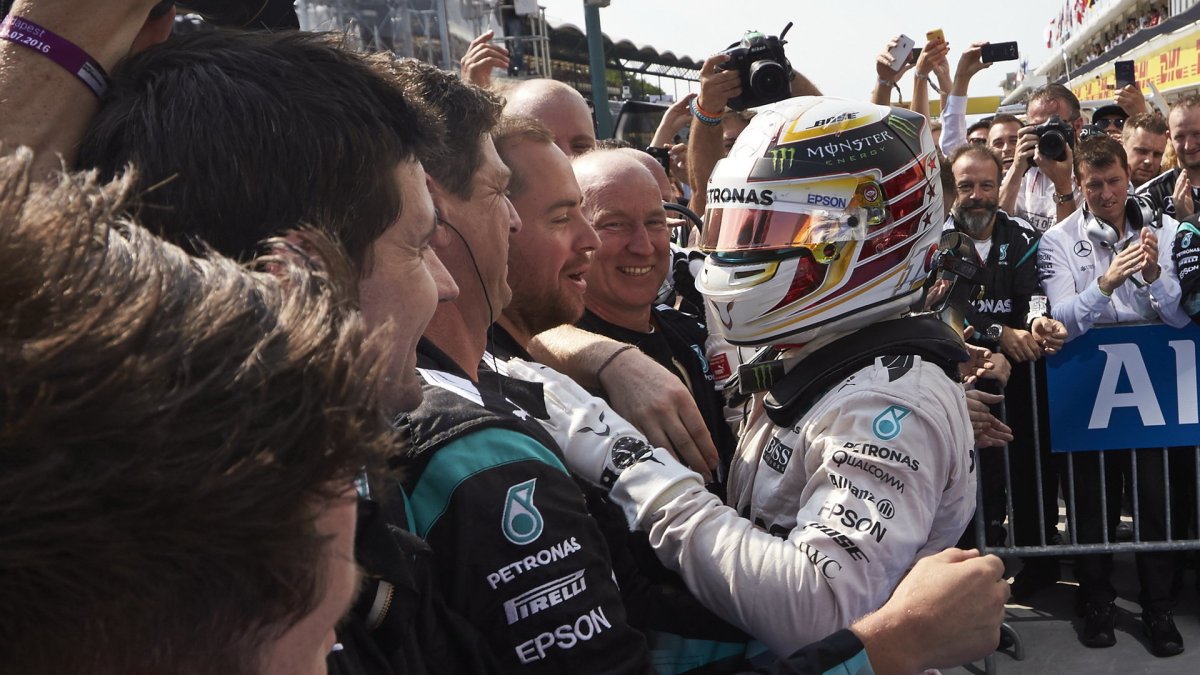 Lewis Hamilton se raduje s mechaniky po závodě v Maďarsku