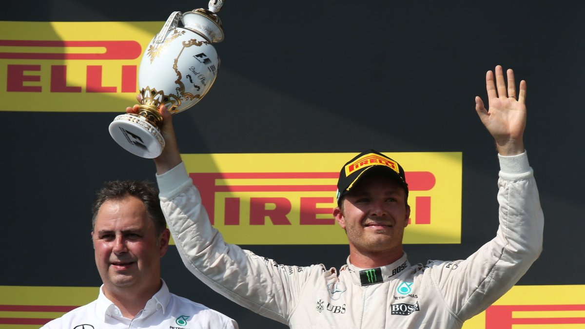 Nico Rosberg se svou trofejí na pódiu po závodě v Maďarsku