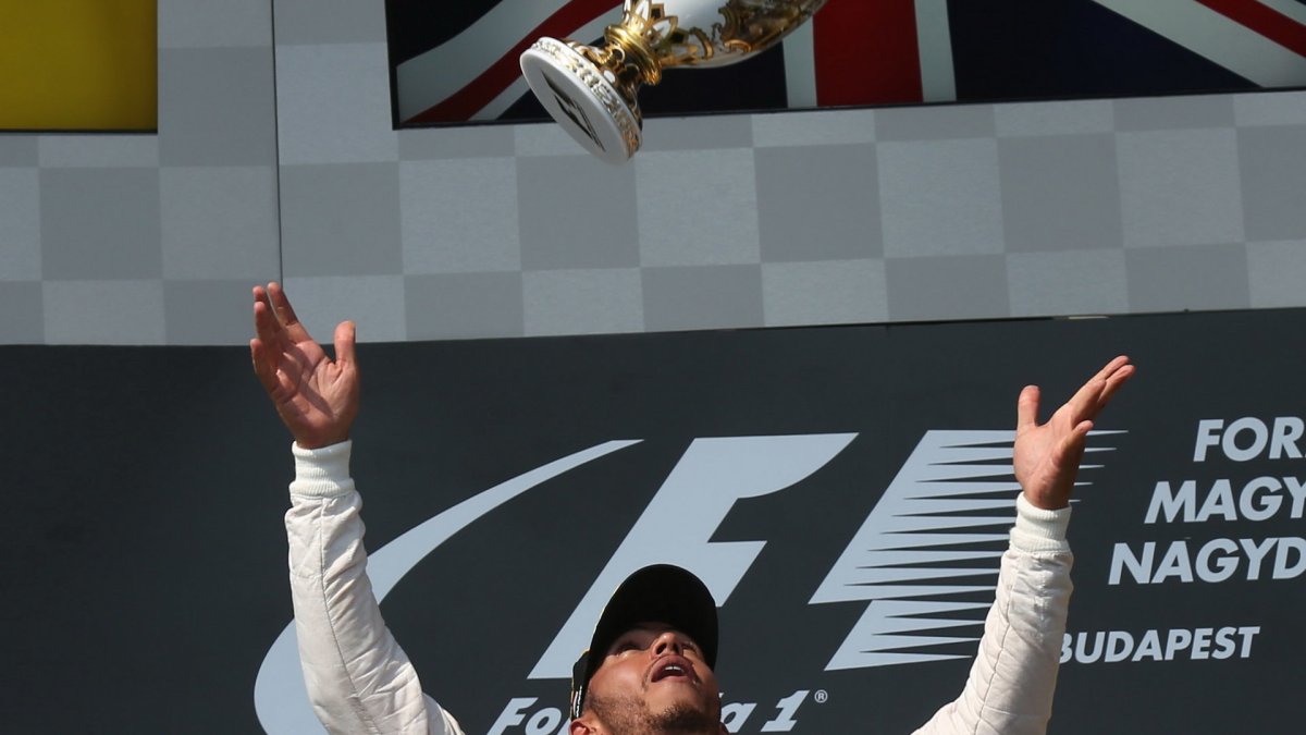 Lewis Hamilton na pódiu po závodě v Maďarsku