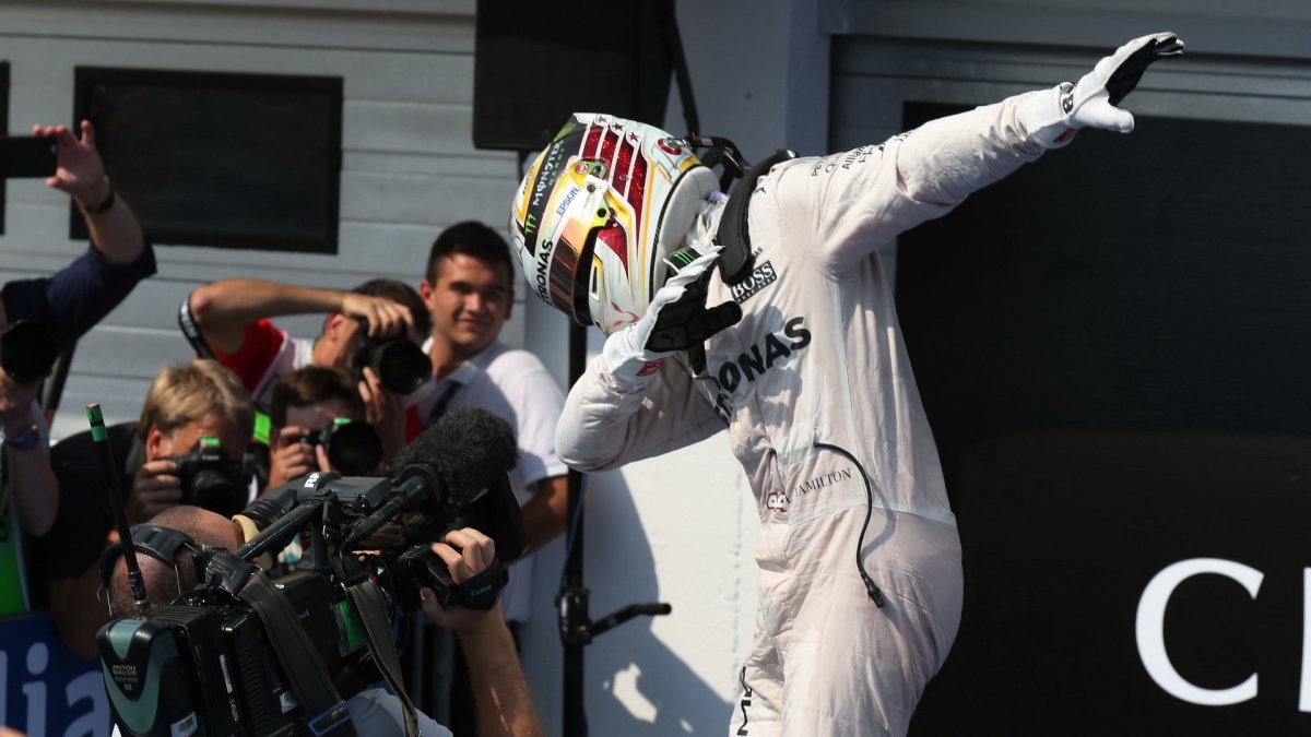 Lewis Hamilton se raduje z vítězství v závodě v Maďarsku