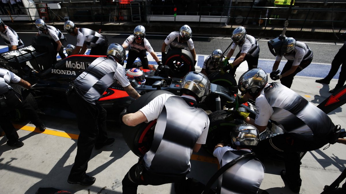 Jenson Button při sobotním tréninku v Maďarsku