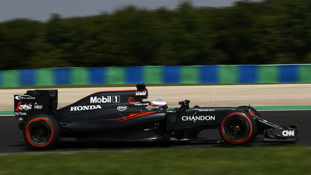 Fernando Alonso při sobotní deštivé kvalifikaci v Maďarsku