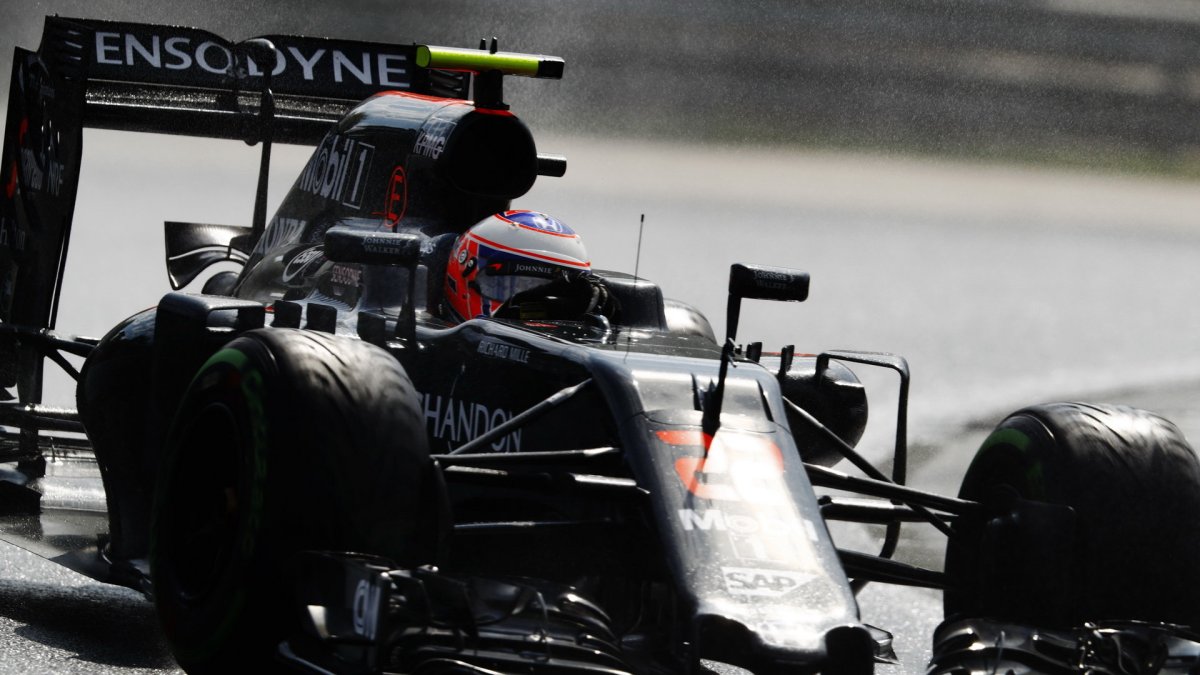 Jenson Button při sobotní deštivé kvalifikaci v Maďarsku