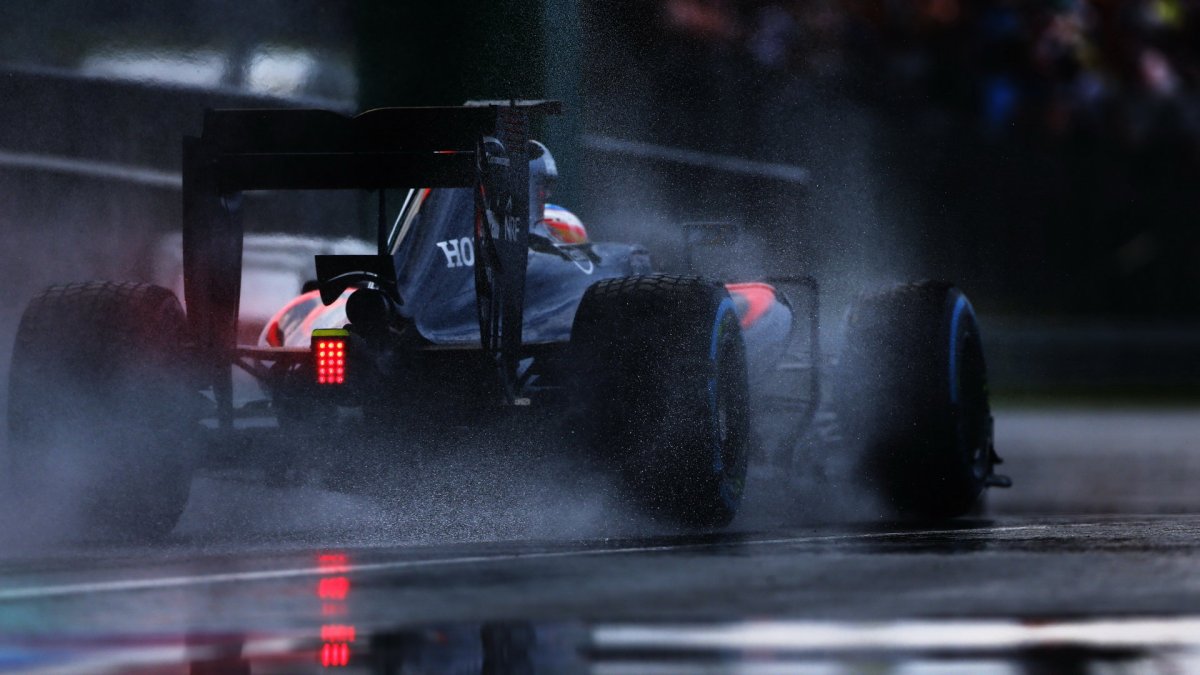 Fernando Alonso při sobotní deštivé kvalifikaci v Maďarsku