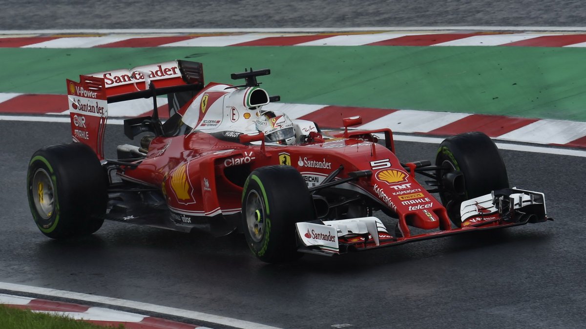 Sebastian Vettel při sobotní deštivé kvalifikaci v Maďarsku