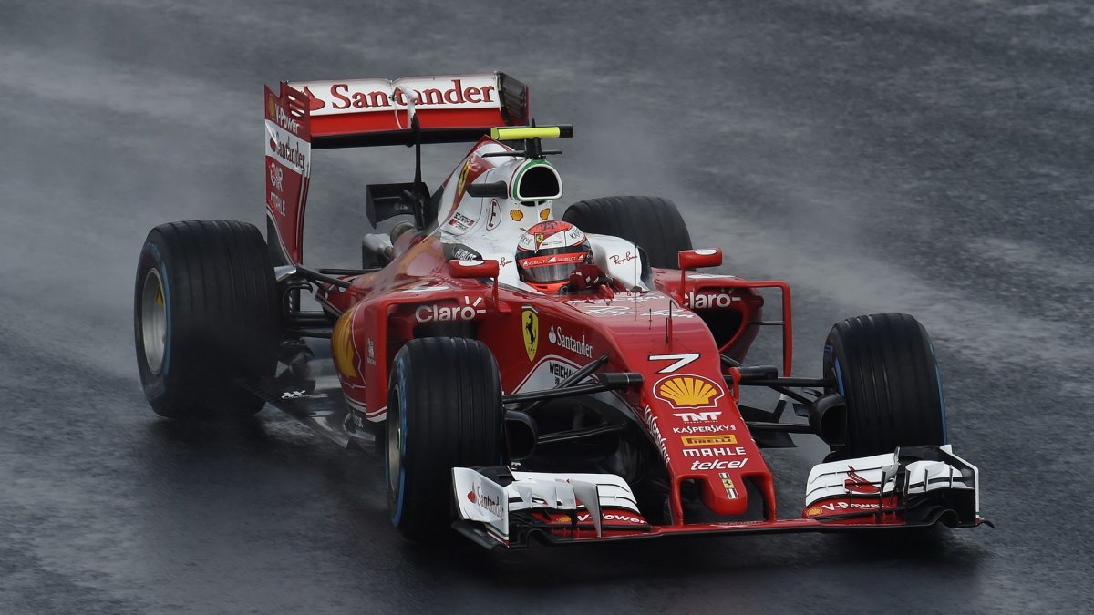 Kimi Räikkönen při sobotní deštivé kvalifikaci v Maďarsku