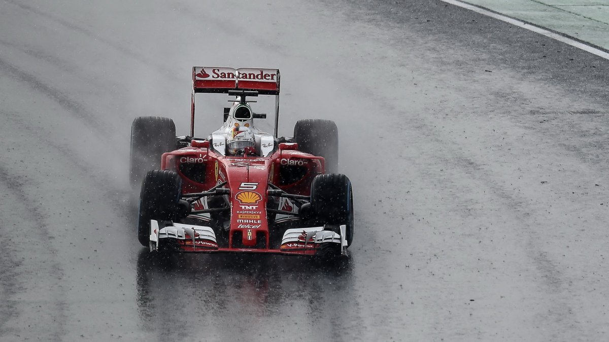 Sebastian Vettel při sobotní deštivé kvalifikaci v Maďarsku