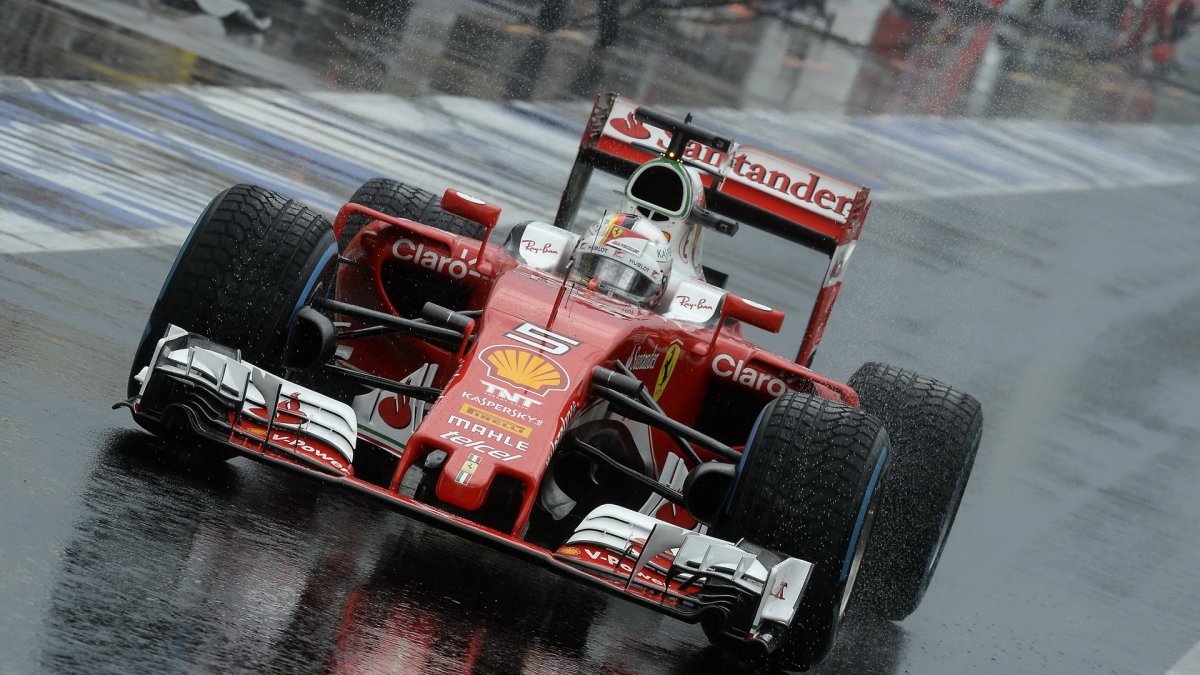 Sebastian Vettel při sobotní deštivé kvalifikaci v Maďarsku