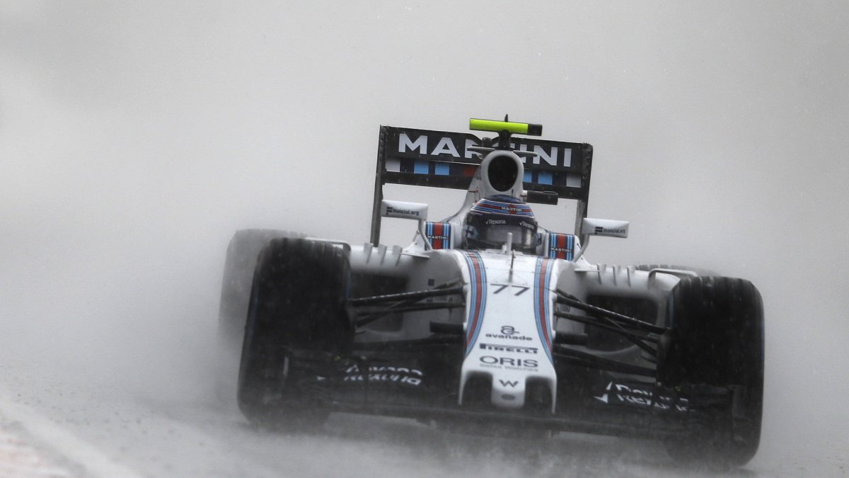 Valtteri Bottas při sobotní deštivé kvalifikaci v Maďarsku