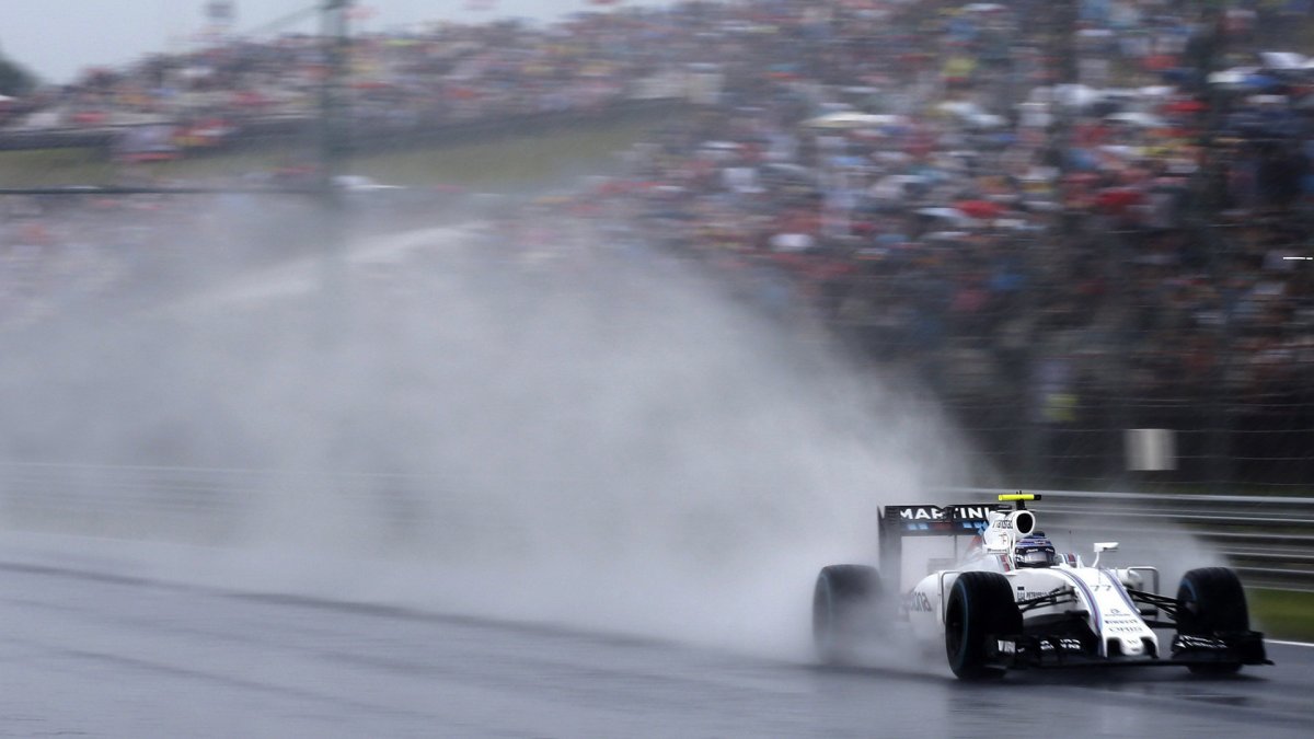 Valtteri Bottas při sobotní deštivé kvalifikaci v Maďarsku