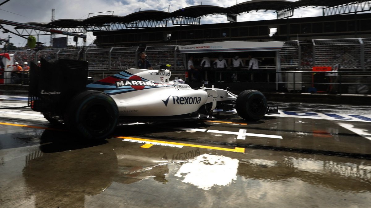 Valtteri Bottas při sobotní deštivé kvalifikaci v Maďarsku