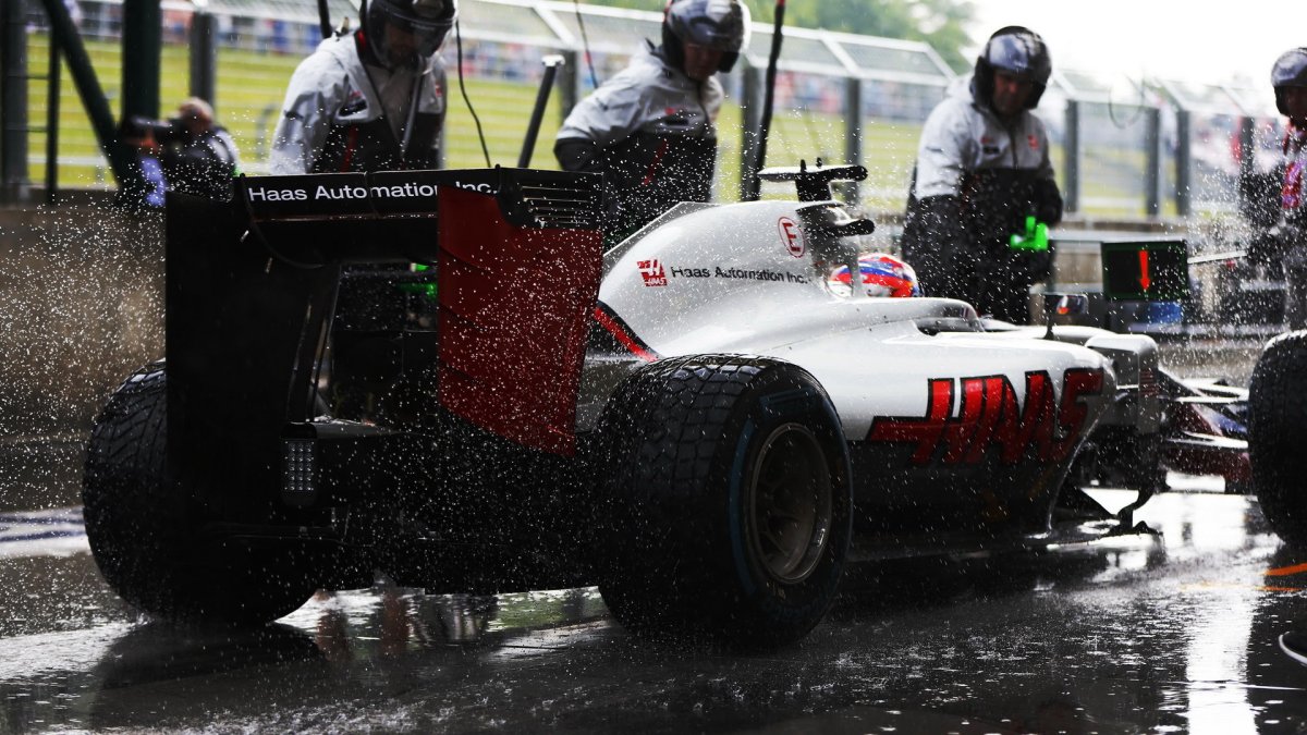 Romain Grosjean při deštivé kvalifikaci v Maďarsku