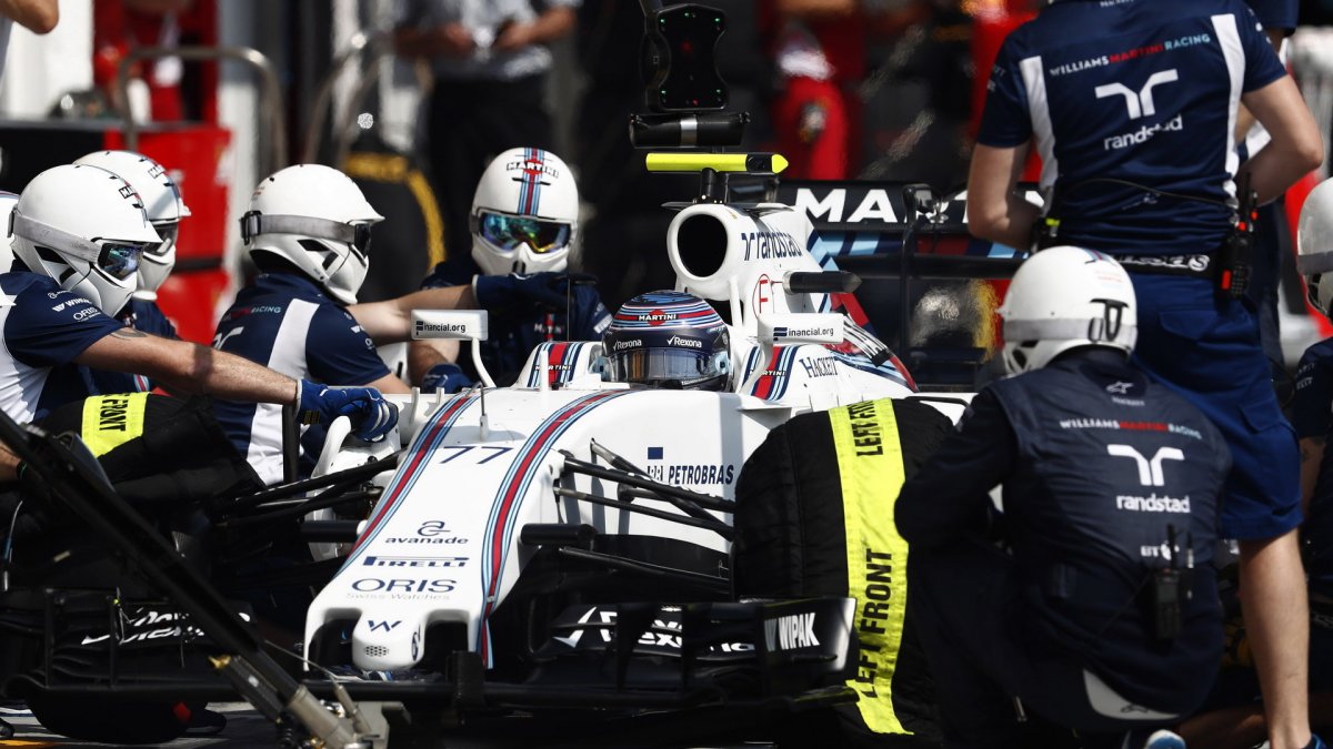 Valtteri Bottas při sobotní deštivé kvalifikaci v Maďarsku