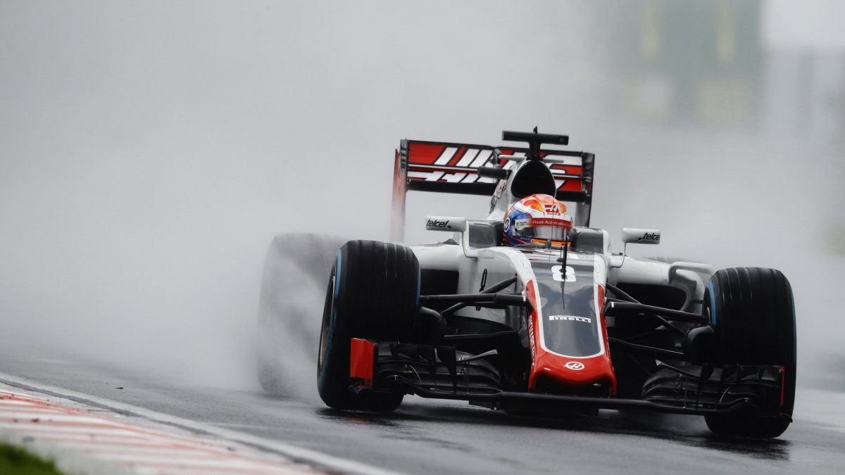 Romain Grosjean při deštivé kvalifikaci v Maďarsku