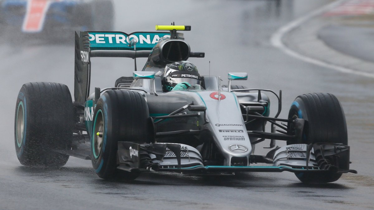 Nico Rosberg při deštivé kvalifikaci v Maďarsku