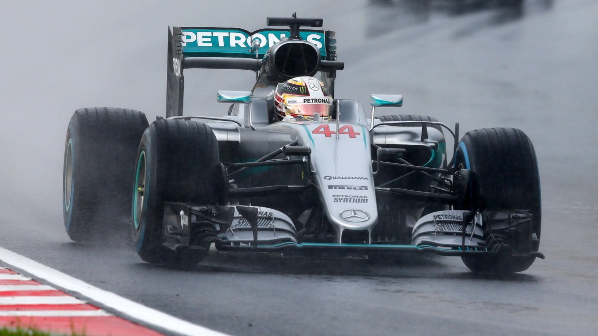 Lewis Hamilton při deštivé kvalifikaci v Maďarsku
