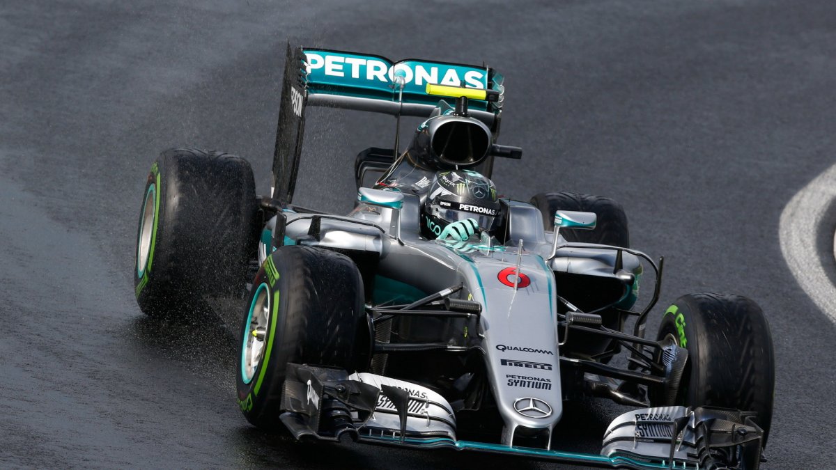 Nico Rosberg při deštivé kvalifikaci v Maďarsku