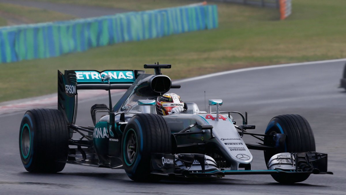Lewis Hamilton při deštivé kvalifikaci v Maďarsku