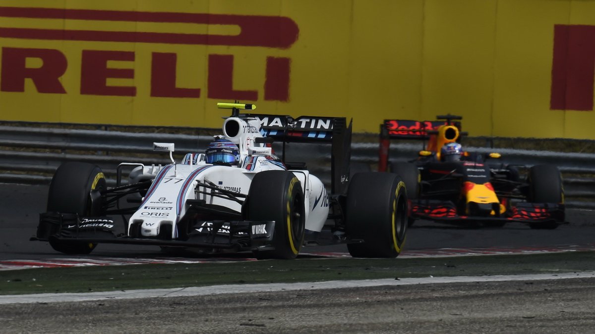 Valtteri Bottas a Daniel Ricciardo při sobotním tréninku v Maďarsku
