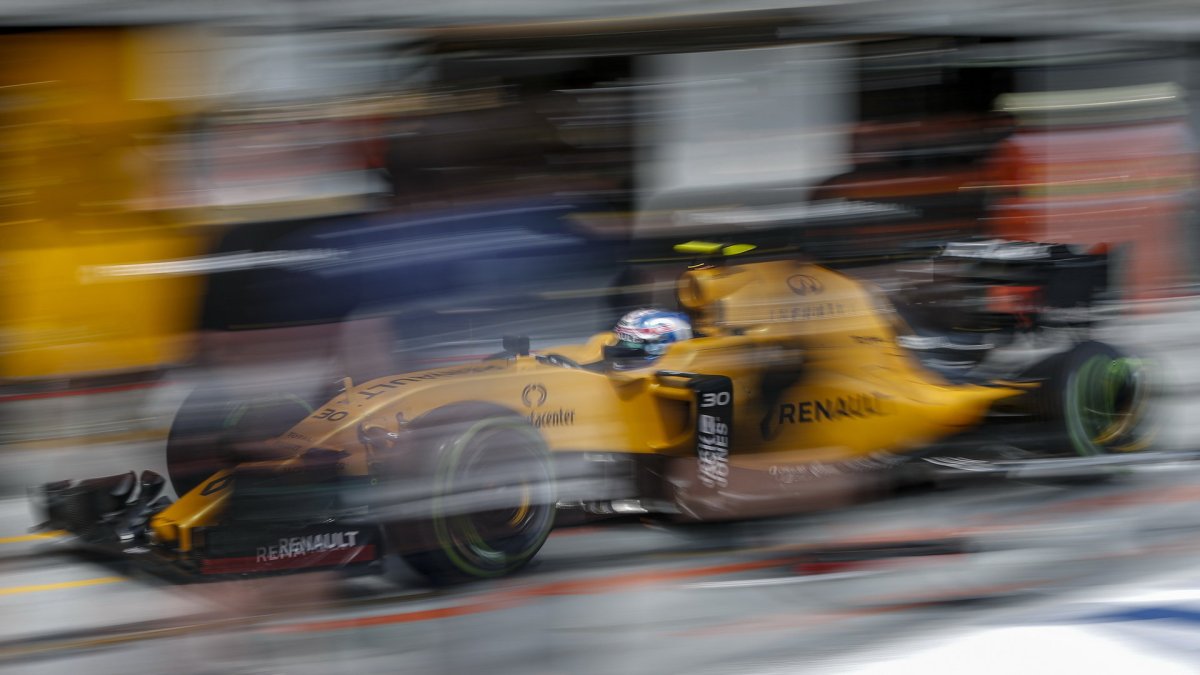 Jolyon Palmer při sobotní deštivé kvalifikaci v Maďarsku