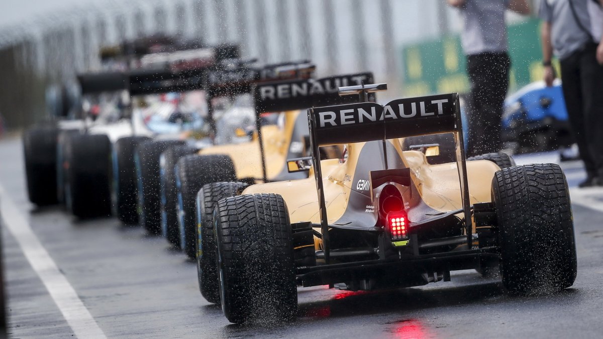 Fronta v pitlane sobotní deštivé kvalifikaci v Maďarsku