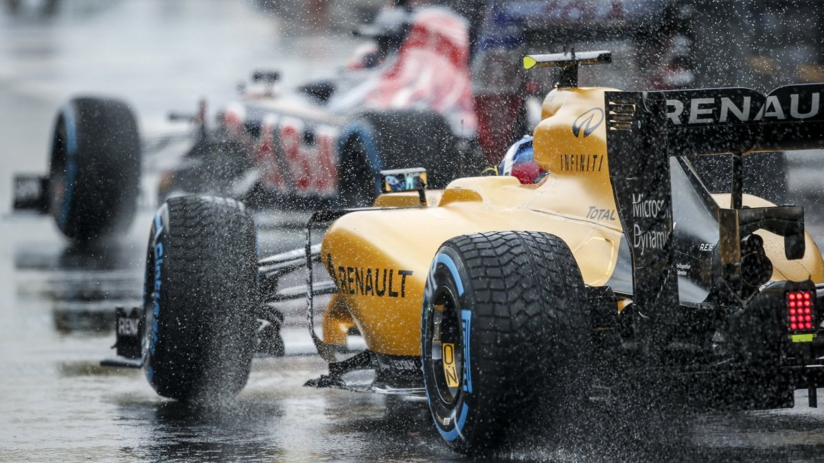 Jolyon Palmer při sobotní deštivé kvalifikaci v Maďarsku